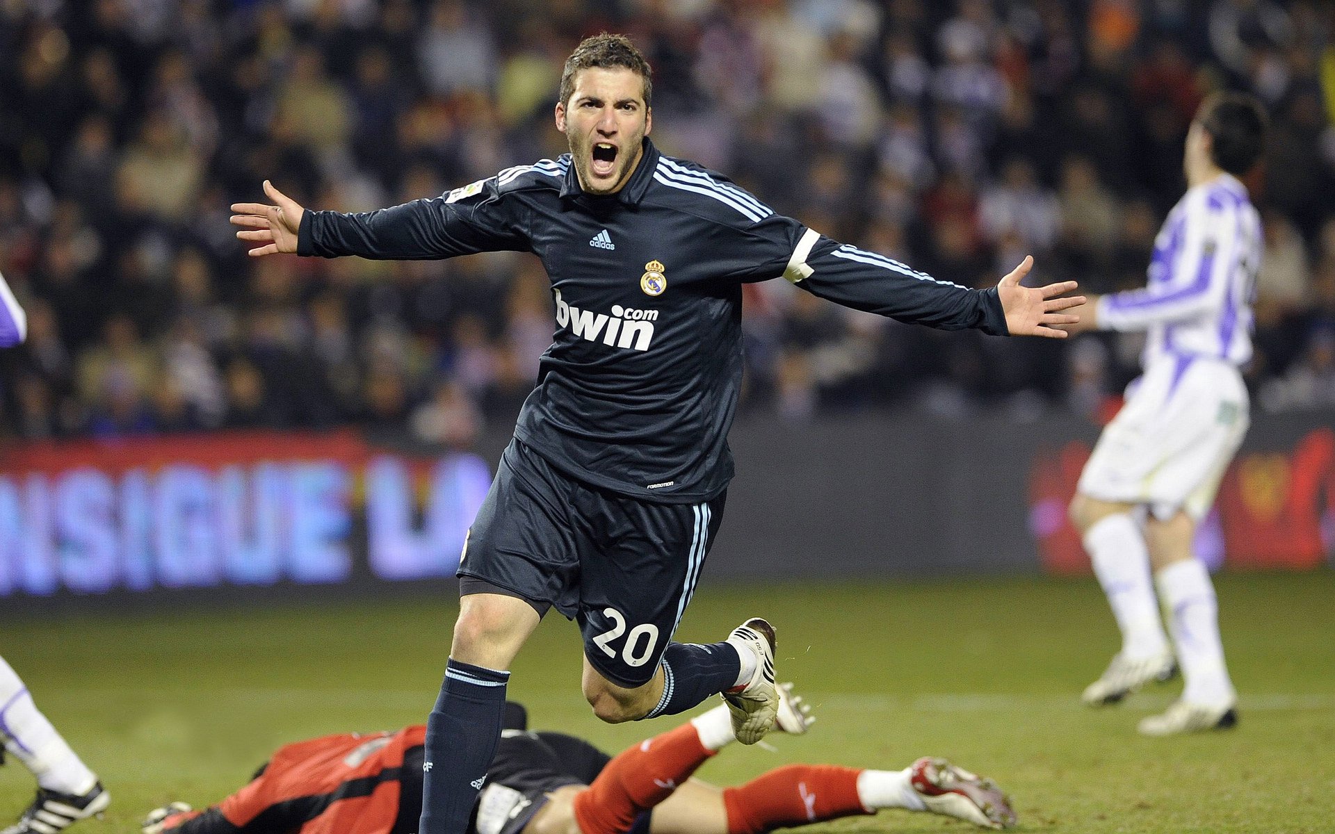 赫罗纳紧密传控体系提升控场效率，赫罗纳队服